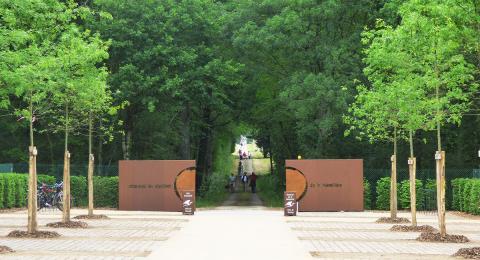 Le portail ouvrant sur l'allée principale du parc