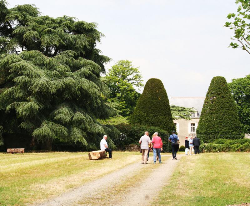 Au coeur du parc, un modeste logis prend place et révèle un patrimoine bâti et végétal d'exception
