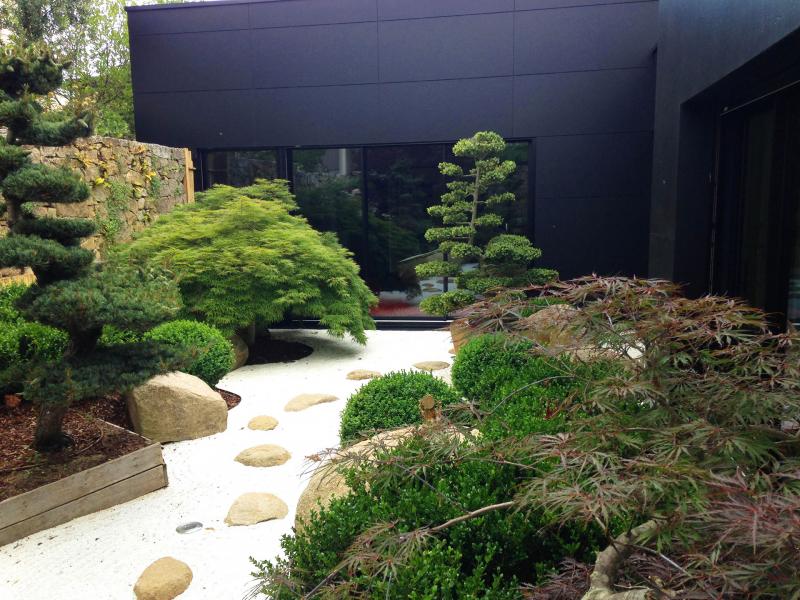 Un patio en aparté et des tableaux japonisants qui émerveillent aussi depuis l'intérieur de la maison